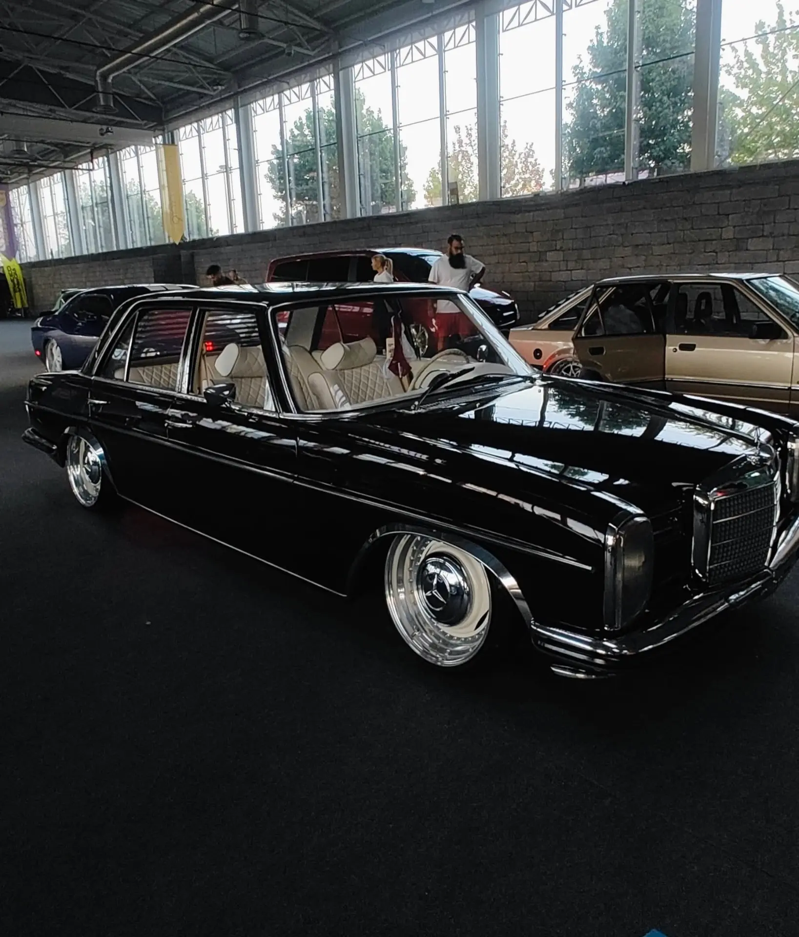 Mercedes-Benz clássico preto num espaço de exposição